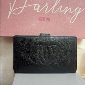 CHANEL Black caviar wallet